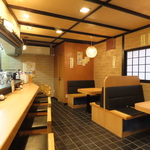 温かなライトが照らす落ち着いた店内でゆっくりとお過ごしいただけます。ご友人や仕事仲間と乾杯♪