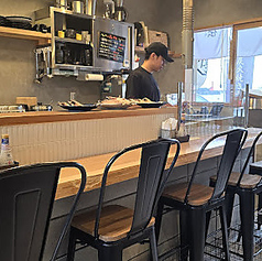 調理を間近で楽しめる特等席。料理の香りや音を感じながら、ライブ感あふれる食事を堪能できます。お一人様やデートにも最適。