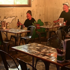 【笑顔溢れる、心安らぐひとときを】ゆったりとした空間で、皆様の笑顔が自然と溢れるテーブル席をご用意しています。ご家族やご友人との食事、職場の同僚とのご宴会など、様々なシーンでご利用いただけます。温かい照明と落ち着いた内装に包まれたお席です。