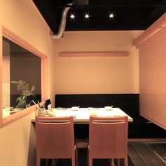 4名様までお迎えできる半個室は、上質な和の雰囲気が息づく贅沢な空間。ご家族やご友人との大切な時間を、プライベートな環境でお過ごしいただけます。落ち着いた雰囲気の中で心ゆくまで料理を楽しみながら、会話もお楽しみいただけます。ビジネスシーンにもご利用可能。大切な方との大切な時間を個室でお過ごしください。