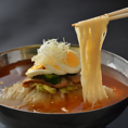 【当店の看板メニュー冷麺】そば粉を使用し、歯ごたえの良い麺とボリューミーな具材をさっぱりとしたスープが包み込みます。老若男女問わず愛されている冷麺は、ランチ・単品注文・雅コースでお気軽にご堪能いただけます。お食事や宴会の〆・お子様向けに小さなサイズもご用意しております♪