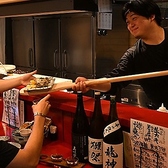 豪快な火入れで素材の旨みを引き出す本気の「炉端焼き」と、職人が握る本格「寿司」を一度に堪能できる贅沢な居酒屋です。新鮮な海の幸から香ばしい肉・野菜の炙りまでメニューが豊富。海鮮と炉端の魅力を欲張りにお愉しみいただけます。仕事帰りの一杯にも特別な宴会にも最適です。