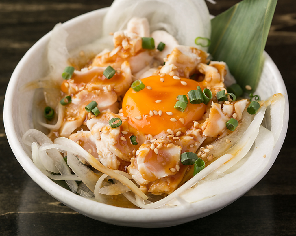 『鳥刺しユッケ』550円(税込)！箸休めにぴったり！