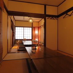 2階席は10名様以上で貸切可能！最大30名様まで収容できるため、歓送迎会や会社の大規模な宴会に最適です。広々としたお座敷空間で、全員の顔が見渡せる一体感のあるパーティーが叶います。大人数での特別な日の集まりには、事前相談でお料理の調整もOK！団体予約は、ぜひお電話にてお気軽にご相談下さい。