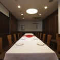 ▼落ち着いた雰囲気の2階フロアは２０万円～で貸切可能。会社宴会や同窓会など幅広いシーンに対応でき、周囲を気にせずゆったりとお楽しみいただけます。※写真はイメージです。（＊貸切料金はご利用の曜日によって異なります。）