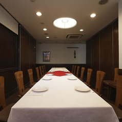 ▼落ち着いた雰囲気の2階フロアは２０万円～で貸切可能。会社宴会や同窓会など幅広いシーンに対応でき、周囲を気にせずゆったりとお楽しみいただけます。※写真はイメージです。（＊貸切料金はご利用の曜日によって異なります。）