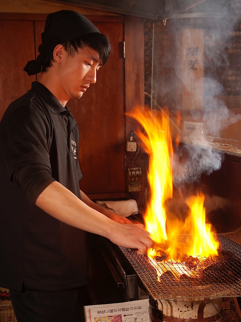ジューシーに焼き上げる地鶏をお楽しみ下さい。