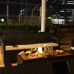 テラスのオシャレなソファ席はゆったりとした雰囲気でワイワイするにも抜群です！