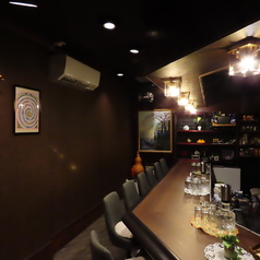 当店では、カウンター席を9席ご用意しております。店内は落ち着いた雰囲気ですので、お一人様にもグループのお客様にも快適にお過ごしいただけます。スタッフとの会話もお楽しみいただけます！