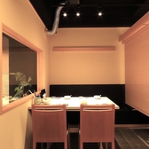 当店は完全個室をご用意しております。落ち着いた和の雰囲気が漂う個室は、ご家族での団欒や、ご友人・お仲間との特別な時間にぴったり。プライバシーが保たれた静かな環境で、心ゆくまでお料理を楽しみながら会話もお楽しみいただけます。大切な人とのお食事に相応しい個室空間は接待やビジネスシーンにもご利用ください。
