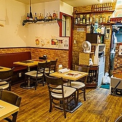 当店のテーブル席は連結が可能となっており、最大8名様までご一緒に座っていただけます。ご家族で和やかに過ごす団らんのひとときや、気心の知れたお仲間との少人数でのご宴会など、お客様の用途に合わせて柔軟にご対応いたします。大切な方々との楽しいお食事の場として、ぜひ幅広いシーンでご活用くださいませ♪