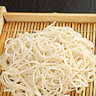 香り高く、のどごしの良い更科蕎麦を使用