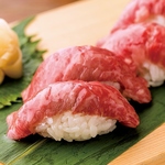 【米沢牛の炙り寿司】　細かい繊維が特徴の米沢牛。口に入れた瞬間とろける極上の一品です。