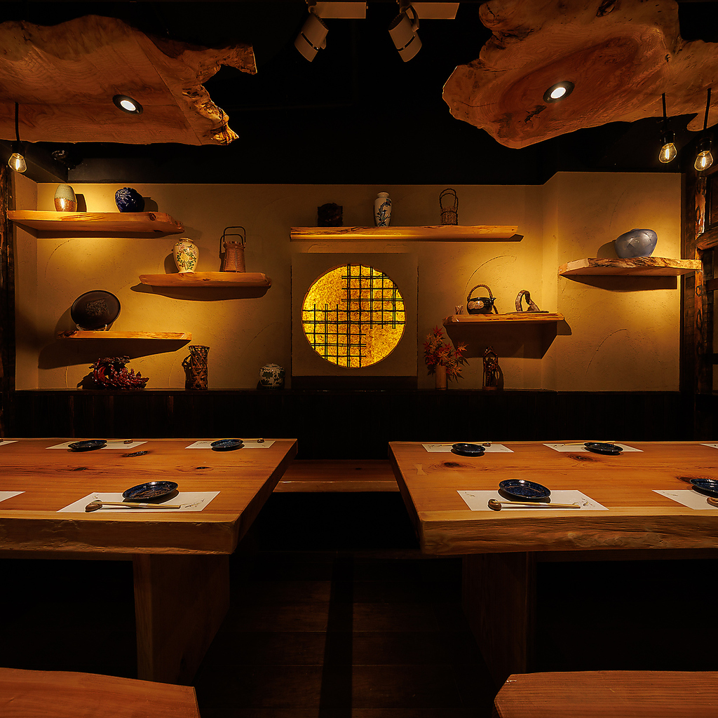 プライベートな空間でお食事をお愉しみいただける完全個室のお席をご用意しております。