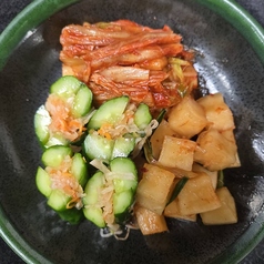 当店おすすめ【キムチ盛り】で本場・韓国の味をご堪能ください！の写真