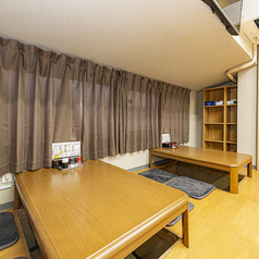 少人数の飲み会にピッタリな掘りごたつ席完備！