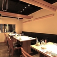 当店は完全個室をご用意しております。落ち着いた和の雰囲気が漂う個室は、ご家族での団欒や、ご友人・お仲間との特別な時間にぴったり。プライバシーが保たれた静かな環境で、心ゆくまでお料理を楽しみながら会話もお楽しみいただけます。大切な人とのお食事に相応しい個室空間は接待やビジネスシーンにもご利用ください。