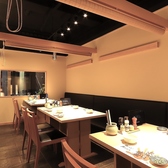 当店は完全個室をご用意しております。落ち着いた和の雰囲気が漂う個室は、ご家族での団欒や、ご友人・お仲間との特別な時間にぴったり。プライバシーが保たれた静かな環境で、心ゆくまでお料理を楽しみながら会話もお楽しみいただけます。大切な人とのお食事に相応しい個室空間は接待やビジネスシーンにもご利用ください。