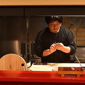 カウンター越しに広がる香ばしい煙と、絶妙な火加減で焼き上げる炉端焼きは圧巻のパフォーマンス。じっくり火を通すことで、素材本来のジューシーさと旨みをぎゅっと閉じ込めています。焼き立て熱々の美味しさを五感でお愉しみください。目でも舌でも味わえる感動の体験をお届けします。