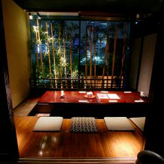 【広々個室 夜景付き個室席】昼は開放感があり、夜は名駅高層ビルの明かりが綺麗な窓際個室です。間仕切りで2名席でご用意することもでき、大事な方とのご宴会に最適です。大変人気のお席となっておりますのでご予約はお早めに!