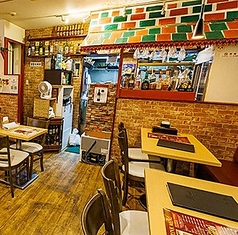広々としたテーブル席をご用意しておりますので、お好きな料理をテーブルいっぱいに並べて、ご友人や仲間とのびのびと楽しいひとときをお過ごしいただけます。サクッと飲める「60分飲み放題コース」もございますので、お昼からお酒を楽しみたい軽い飲み会で明るい時間からの乾杯に、ぜひお気軽にご利用ください。