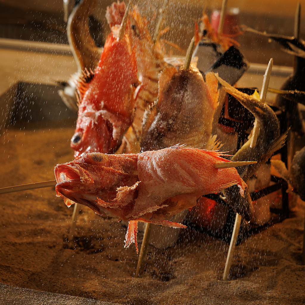 産地直送の鮮度抜群な魚介を囲炉裏端でじっくり丁寧に焼き上げた原始焼きは絶品です。