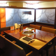 プライベート空間を演出するパーテーションに仕切られた4名様のお席を6テーブルご用意しております。