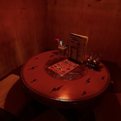 【6名様まで利用可能！】周囲を気にせず、ゆったりとお過ごしいただける6名様用の半個室席をご用意しております。歓送迎会や打ち上げなどのご宴会、ご家族やご友人とのお祝い事、大切なお集まりに最適です。プライベートな空間で、お楽しみください。