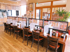 店内はテーブル席が並び、中心のテーブル席はパーティションで囲まれており、プライベートシーンでもご利用いただけます。もちろん、グループでも利用可。