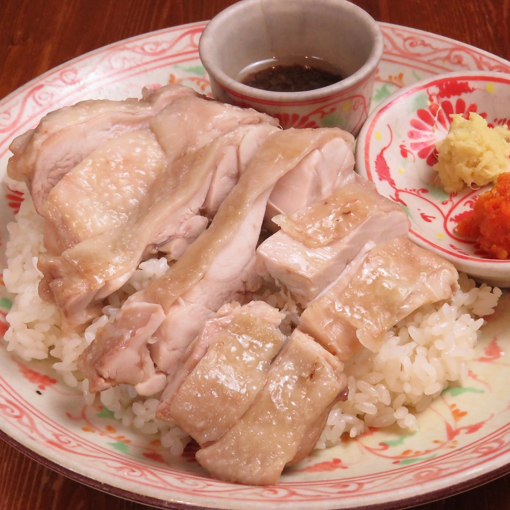 チョロンおすすめ！コムガー。自家製サンバルソースとネギ醤油で、風味豊かな一皿。ぜひご賞味あれ。