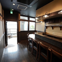 当店では、1名掛けのカウンター席が8席あり、和モダンなデザインが施された落ち着いた雰囲気でお食事をお楽しみいただけます♪大きな窓からは自然光が差し込み、明るく開放感のある空間が魅力です☆お一人様でも心地よい時間をお過ごしいただけるよう、お席を設けています。静かなひとときをお過ごしください！
