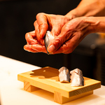 気軽にすしをつまめる大衆酒場。こだわりの魚介類は塩釜と大船渡の漁港から直送しております！