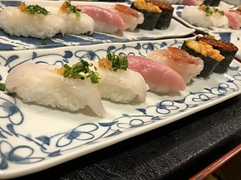 新鮮な魚介と、地元の素材を使った刺身・寿司・釜めしを是非御賞味くださいませ。