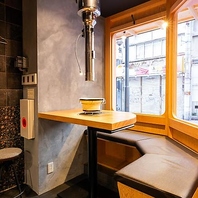 彩光の良い窓辺のテーブル席♪