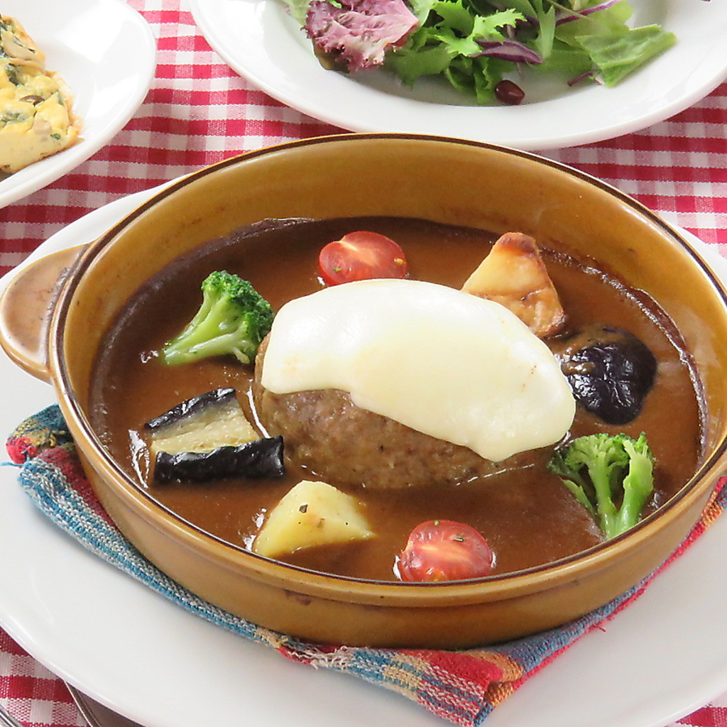 十勝和牛ともち豚のハンバーグはワインにおすすめ。