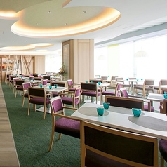 《4名様用テーブル席》ご家族・ご友人とのお食事におすすめなお席。明るい日差しが降り注ぎ、温かい雰囲気が時間を忘れさせてくれます。