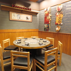 【完全個室】円卓テーブルは最大8名様ご利用可能です◎接待や記念日などの特別な日や、プライベートな打ち上げ・同窓会など・・様々なシーンに♪食べ飲み放題コースは、2時間・3時間・女子会限定・早遅割・など豊富にプランをご用意しております♪