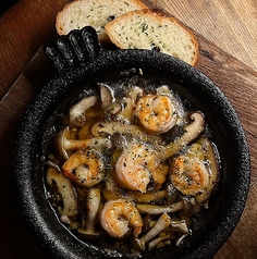 エビときのこのアヒージョの写真