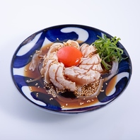 新鮮な鶏肉を特製タレで楽しむ一品は大人数の宴会に最適