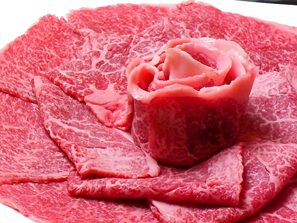 見よ！この肉の美しさ！A5ランクの黒毛和牛を堪能出来るすき焼きコースが登場しました★