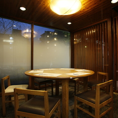 【6名様がけテーブル席】ご友人やご家族とのお集まりに最適なお席です。お料理を囲んで、ゆったりお過ごしください♪
