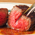 肉バル名物【赤城黒毛和牛ステーキ】2種類の炭を使用して焼き方にまでこだわってご提供。噛んだ瞬間からじゅわっと広がる美味しい肉汁、柔らかい食感をぜひご堪能ください♪