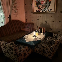 都会の喧騒から離れた静かな場所にあり、自然の美しさを楽しみながら食事を楽しむことができます。テーブル席は、おしゃれなインテリアと調和し、リラックスした雰囲気を提供します。窓際の席は、外の景色を楽しみながら、美味しい料理とともに心地よいひとときをお過ごしください。