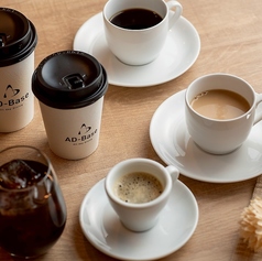 朝を彩る一杯の珈琲から夜の余韻に浸るバータイムまで