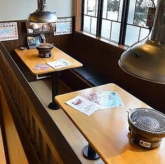 【テーブル席/8名様×2卓】酒場の活気あふれる席!少人数から大人数までOK♪部署飲み会やご友人・ご家族とのお食事に最適な、最大16名様まで対応のテーブル席です。背の高い仕切りがプライベート感を演出し、隣席と合わせれば個室のような落ち着いた空間に。小さなお子様連れやご親族との集まりもゆったり愉しめます。