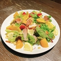 料理メニュー写真 生ハムと季節フルーツのサラダ