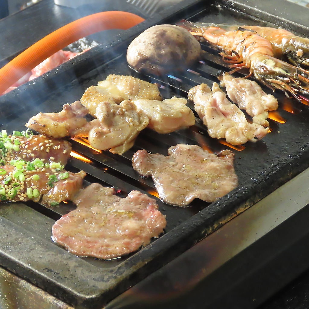 卓上コンロで焼き上げる贅沢なひととき◎お肉や海鮮、野菜などが香ばしく食欲をそそります♪