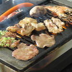 卓上コンロで焼き上げる贅沢なひととき◎お肉や海鮮、野菜などが香ばしく食欲をそそります♪