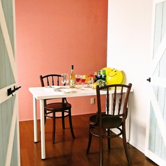 ピンク×グレーのとってもかわいいお部屋です。コベヤおすすめ、アットホームでほっこりできるお部屋となっております。ピンクの壁がSNS映え☆お子さまもご一緒にお楽しみいただけます。