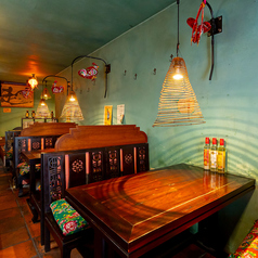 4名様席を3卓ご用意しており、うち1卓は最大7名様までご利用いただけます。お席同士は縦で並んでいますので、比較的周囲が気にならず、会話を楽しみながらのお食事に最適です。